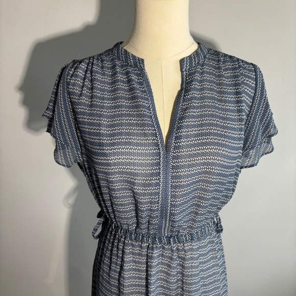 H&M Flutter Sleeve Dress, Dark Blue and white Pattern, V neck, SZ 10, li… - Picture 3 of 9